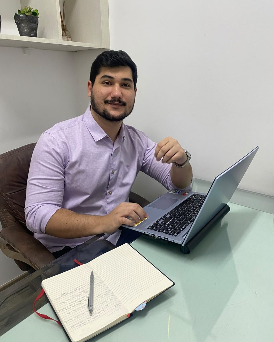 Lucas Chaud, nutricionista, em seu consultório